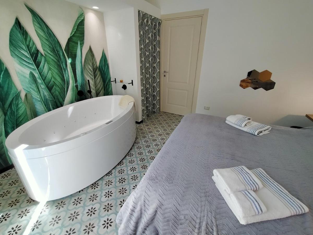 Sonnino Suite Jacuzzi Apartment Bari Eksteriør billede