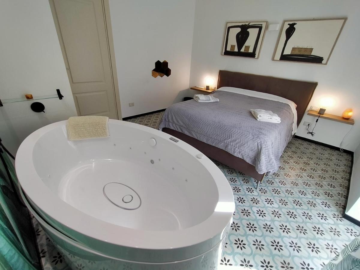 Sonnino Suite Jacuzzi Apartment Bari Eksteriør billede